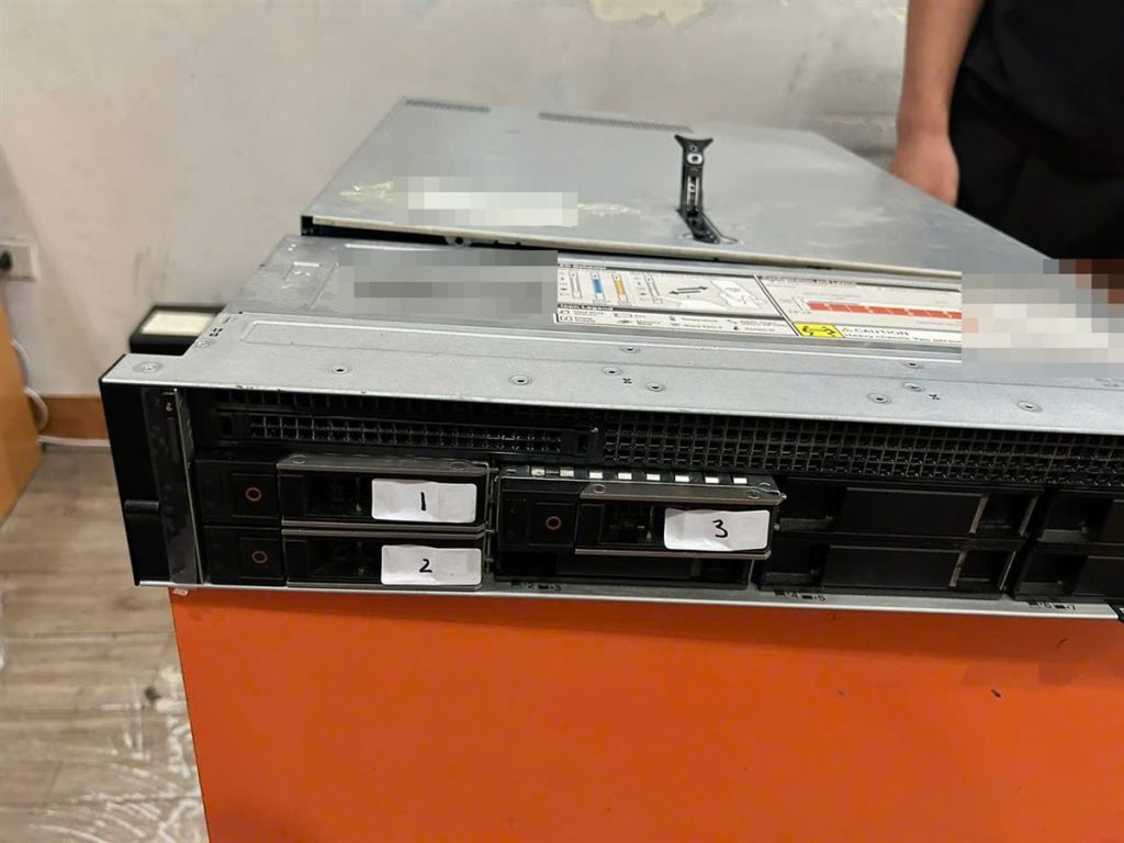 Máy chủ RAID 5 với 3 ổ SSD 1.2TB được tiếp nhận tại phòng lab BK Recover
