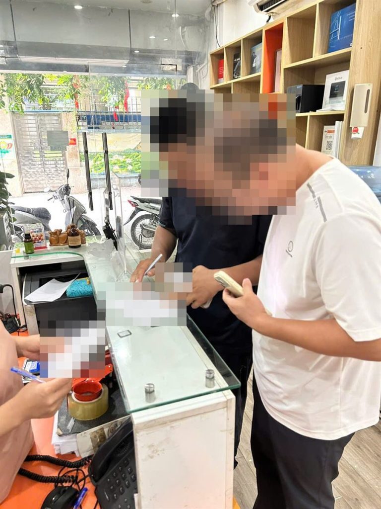 Khách hàng ký nhận bàn giao dữ liệu máy chủ tại BK Recover